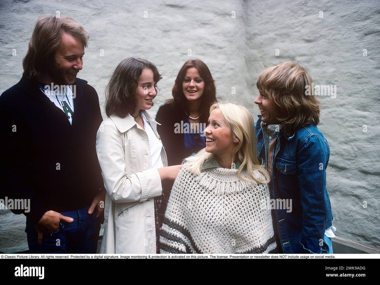 ABBA. Anni-Frid Lyngstad, Benny Andersson, Agnetha Fältskog e Björn Ulvaeus negli anni '1970 quando una ragazza di nome Cecilia incontra i suoi idoli. 1976 *** didascalia locale *** © Libreria di immagini classica. Tutti i diritti riservati. Protetto da una firma digitale. Il monitoraggio e la protezione delle immagini sono attivati su questa immagine. La licenza; la presentazione o la newsletter NON include l'utilizzo sui social media. Foto Stock