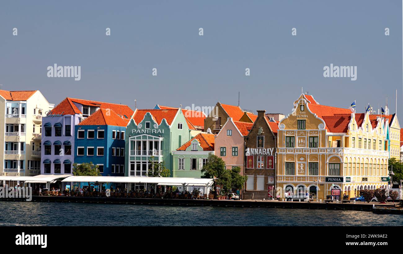 Colorate case dei mercanti Willemstad Curacao isola dei Caraibi olandesi Paesi Bassi Isola dei Caraibi meridionali Foto Stock