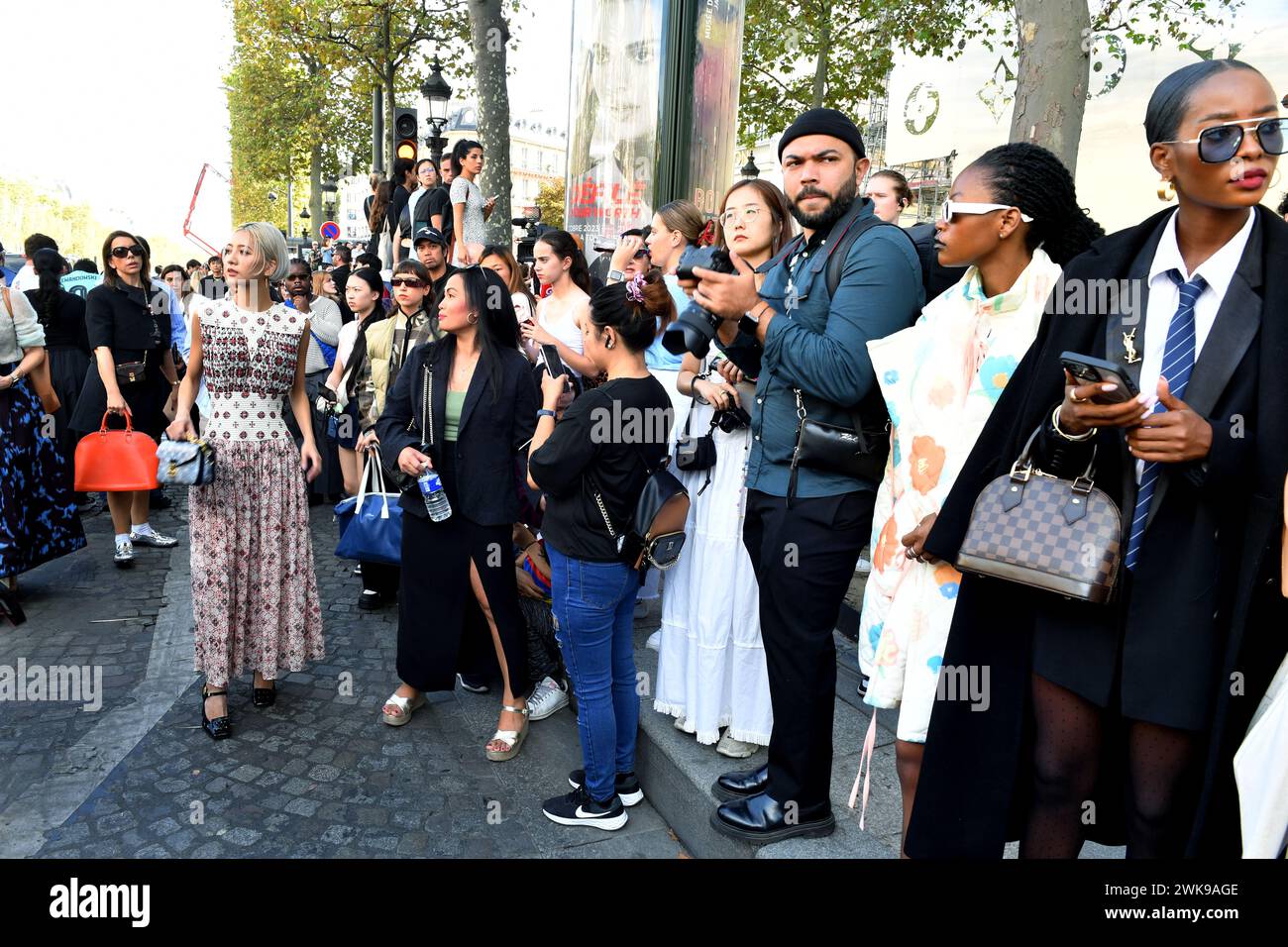 All'esterno dello spettacolo LV - Street Style alla settimana della moda di Parigi - Francia Foto Stock