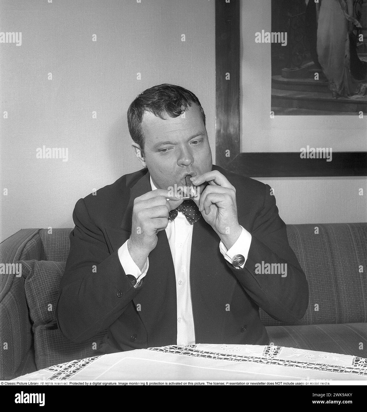 George Orson Welles (6 maggio 1915 – 10 ottobre 1985) è stato un regista, attore, scrittore, produttore e mago statunitense ricordato per il suo lavoro innovativo nel cinema, nella radio e nel teatro. È considerato tra i più grandi e influenti registi di tutti i tempi. La foto fu scattata quando visitò la Svezia nel febbraio 1952. Kristoffersson ref BF39-1 *** didascalia locale *** © Classic Picture Library. Tutti i diritti riservati. Protetto da una firma digitale. Il monitoraggio e la protezione delle immagini sono attivati su questa immagine. La licenza; la presentazione o la newsletter NON include l'utilizzo su socia Foto Stock