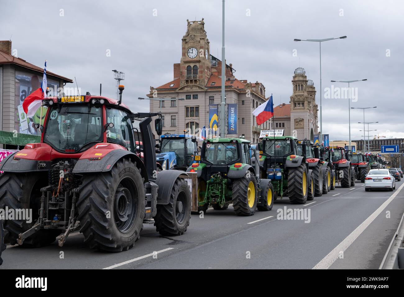 Praga, CZ -19.02.2024: Gli agricoltori cechi si riuniscono per protestare contro il regolamento del Green Deal in Europa, gli interessi agricoli, i macchinari in città. C Foto Stock