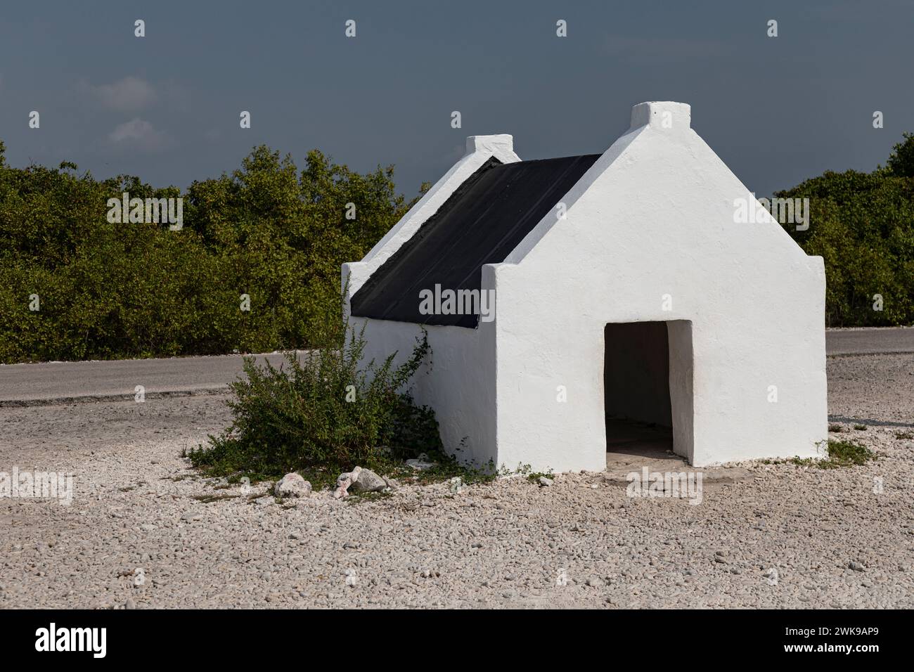 Storiche capanne bianche sulla costa di Bonaire, Antille olandesi, Mar dei Caraibi Foto Stock