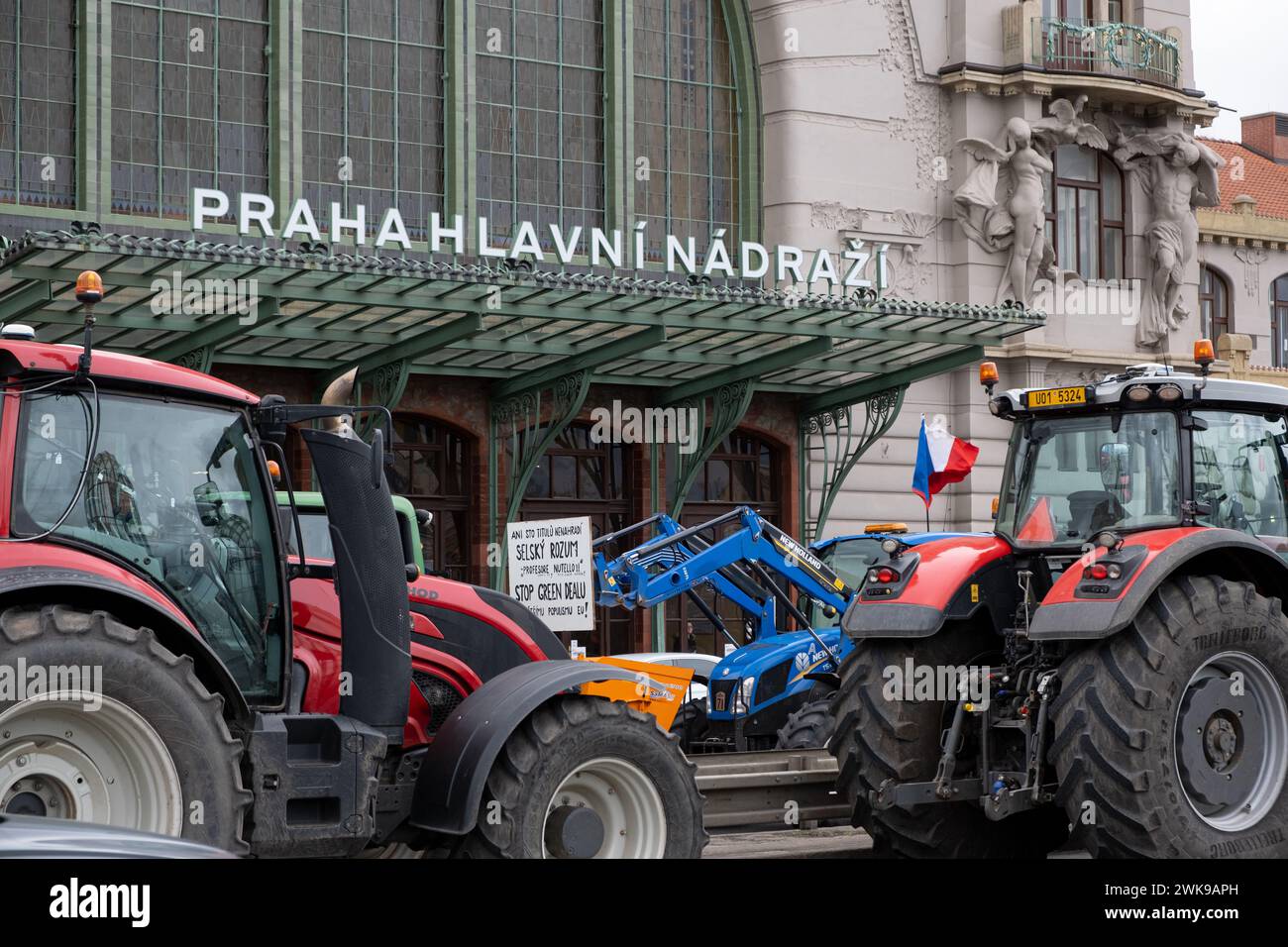 Praga, CZ -19.02.2024: Gli agricoltori cechi si riuniscono per protestare contro il regolamento del Green Deal in Europa, gli interessi agricoli, i macchinari in città. C Foto Stock