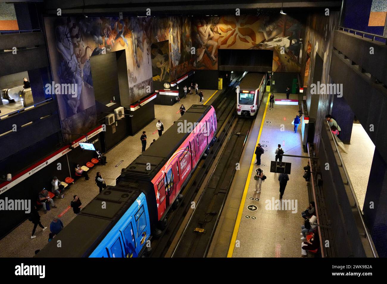 Il murale "memoria Visual de una Nación" di Mario Toral, presso la stazione della metropolitana Universidad de Chile, Santiago, Cile. Foto Stock