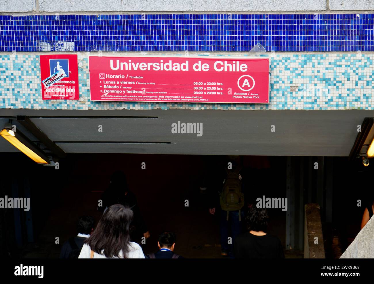 Ingresso alla stazione della metropolitana Universidad de Chile. Santiago, Cile. Foto Stock