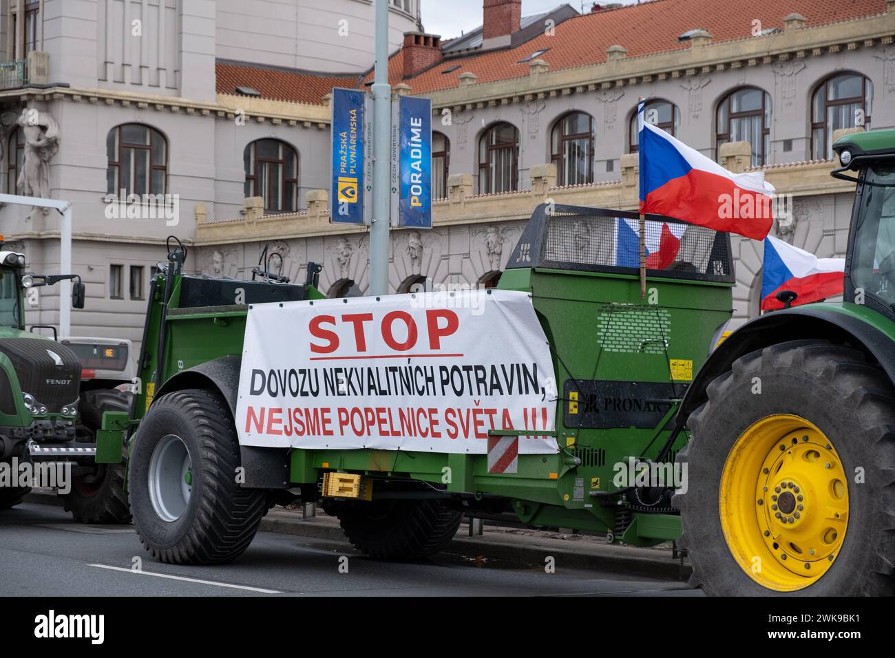 Praga, CZ -19.02.2024: Gli agricoltori cechi si riuniscono per protestare contro il regolamento del Green Deal in Europa, gli interessi agricoli, i macchinari in città. C Foto Stock