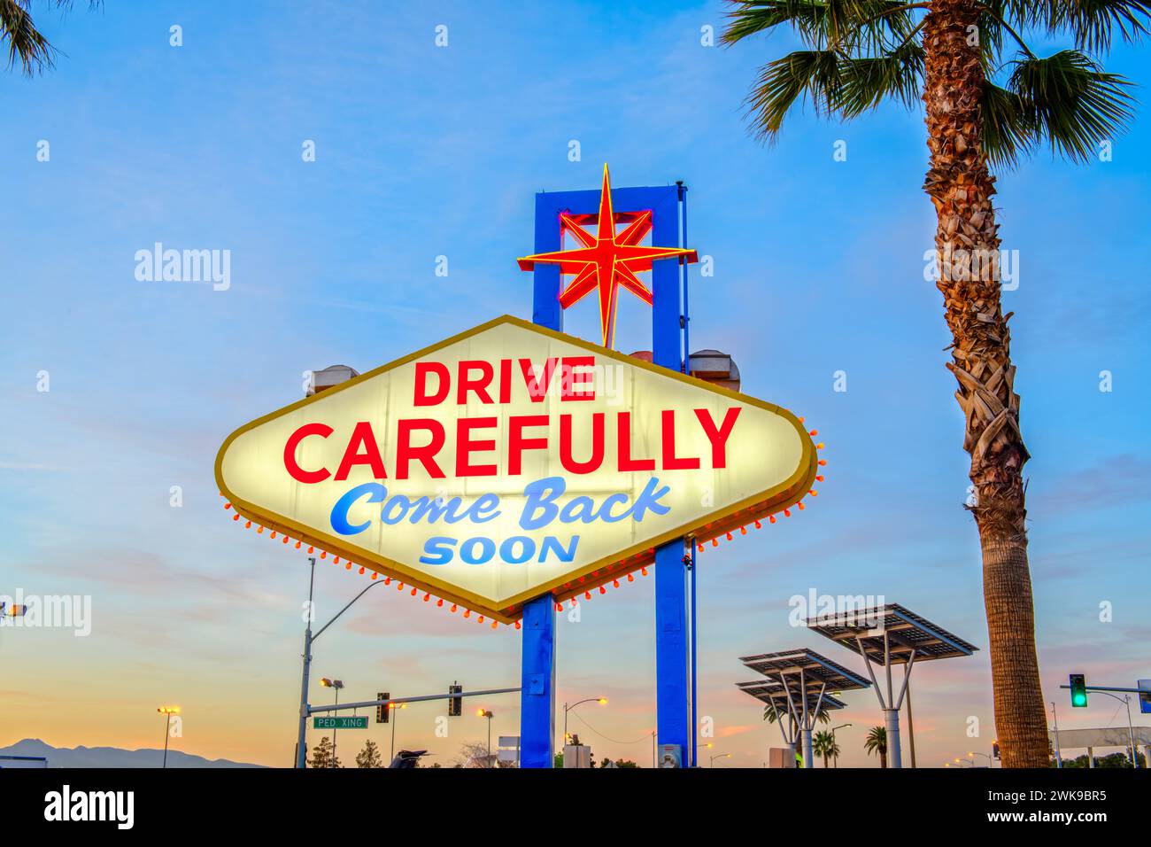 Las Vegas, Nevada, USA sul retro di Benvenuto a Las Vegas segno che ti ricorda di guidare con attenzione e torna presto. Foto Stock