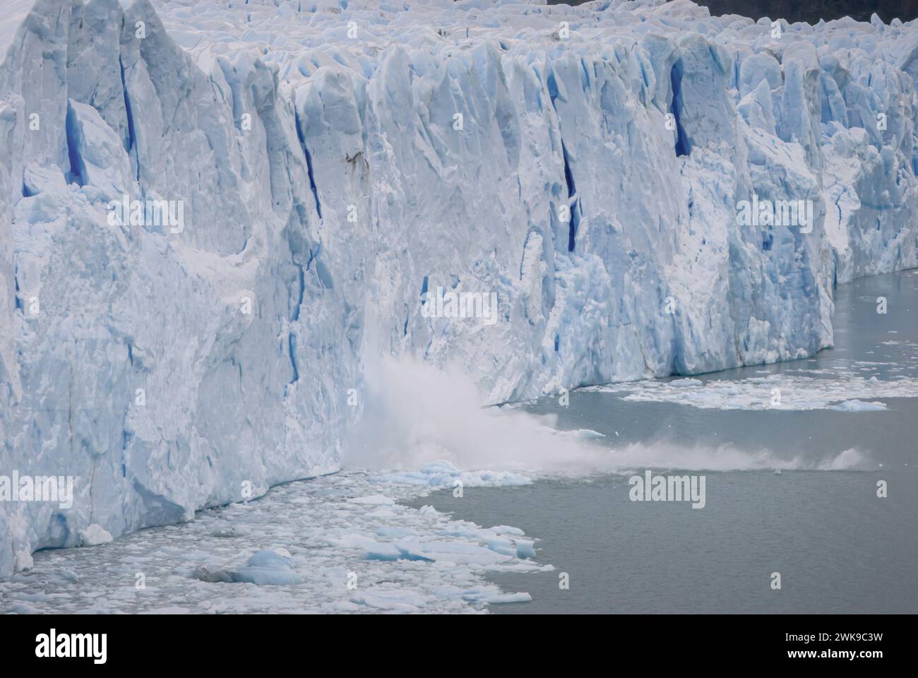 Monolite di ghiaccio blu: La presenza imponente di Perito Moreno (Argentina) Foto Stock