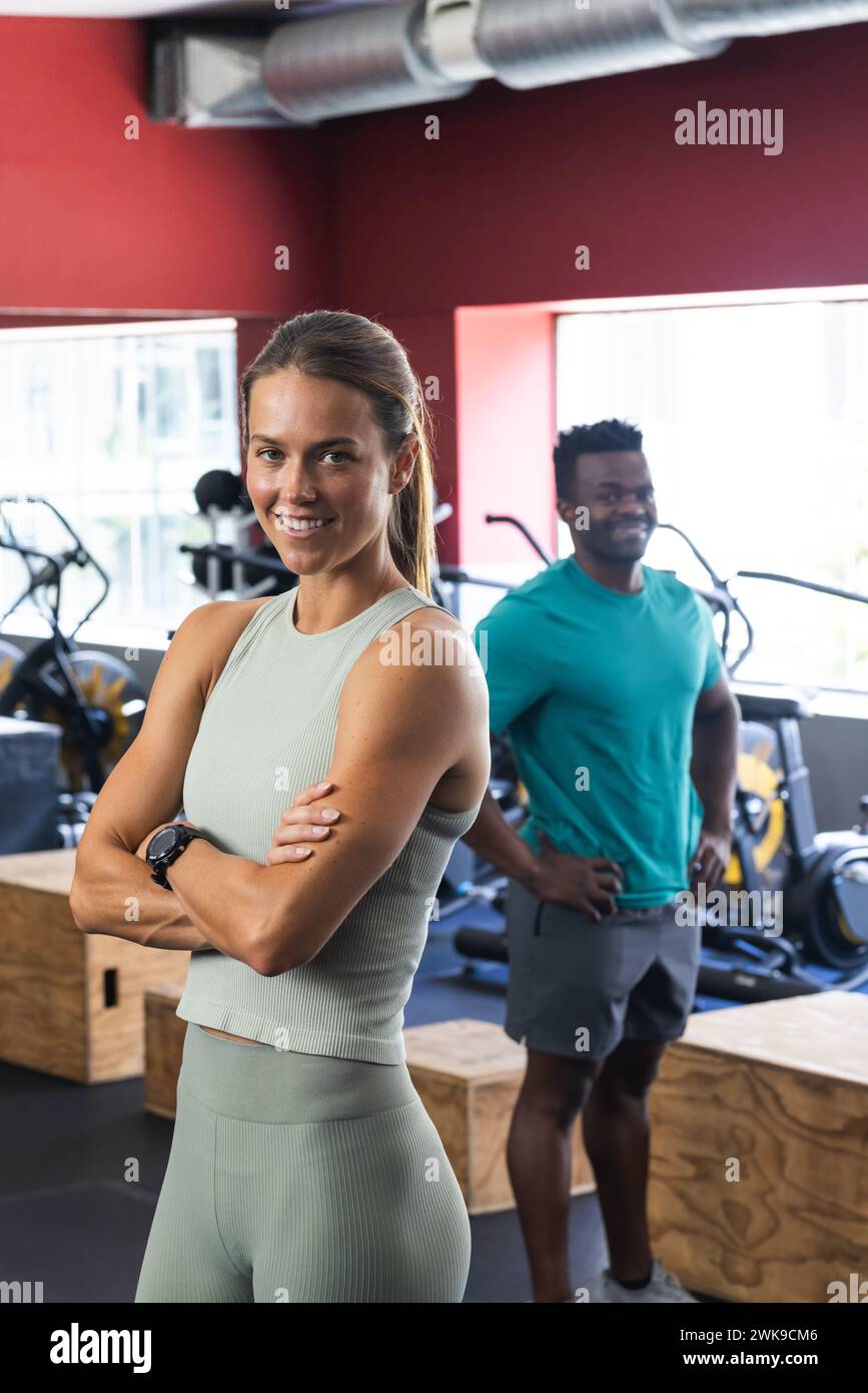 In palestra si adattano alla giovane donna caucasica e all'uomo afroamericano Foto Stock