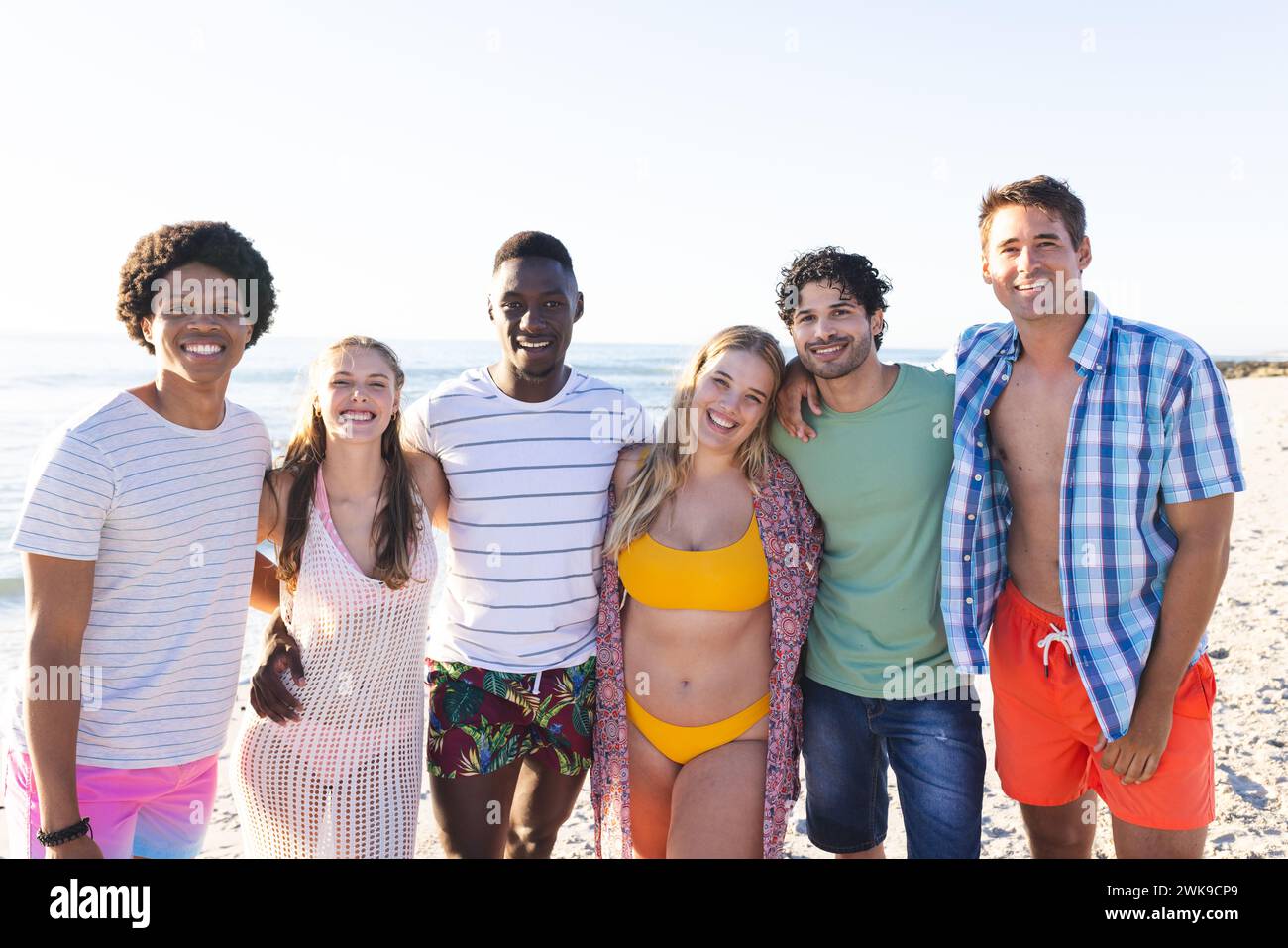 Gruppi diversi di amici trascorrono una giornata in spiaggia Foto Stock