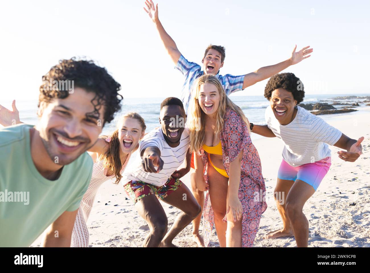 Gruppi di amici diversi che si godono una giornata in spiaggia Foto Stock