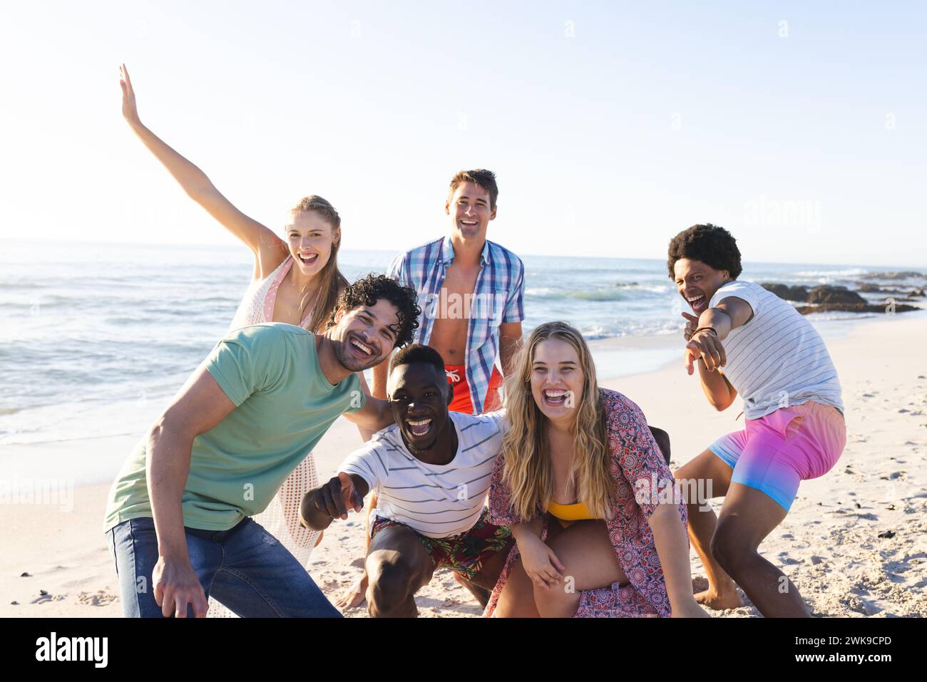 Gruppi diversi di amici trascorrono una giornata in spiaggia Foto Stock