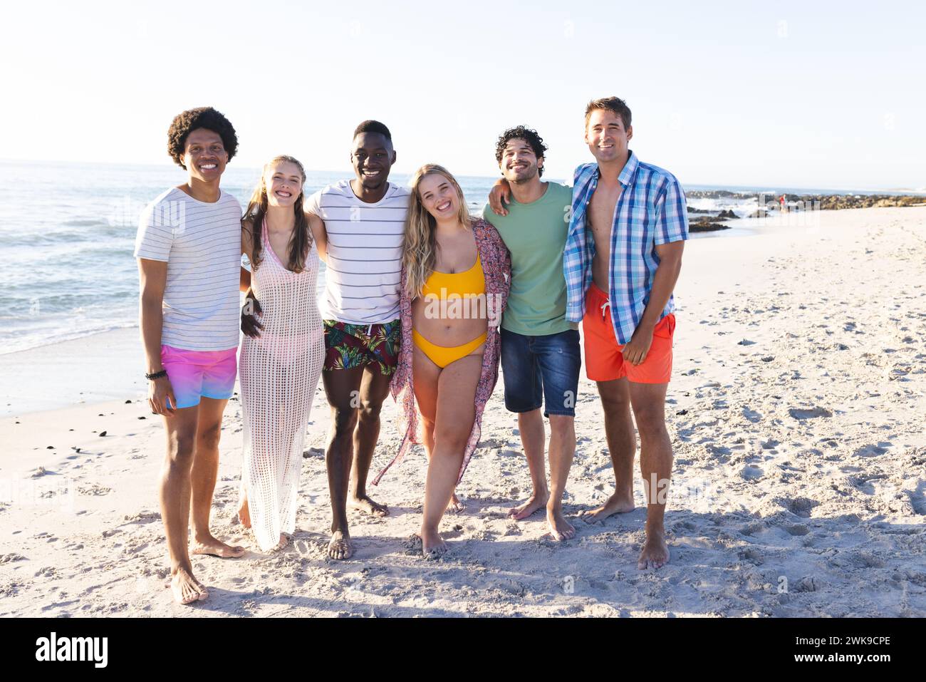 Gruppi di amici diversi si godono una giornata di sole sulla spiaggia Foto Stock