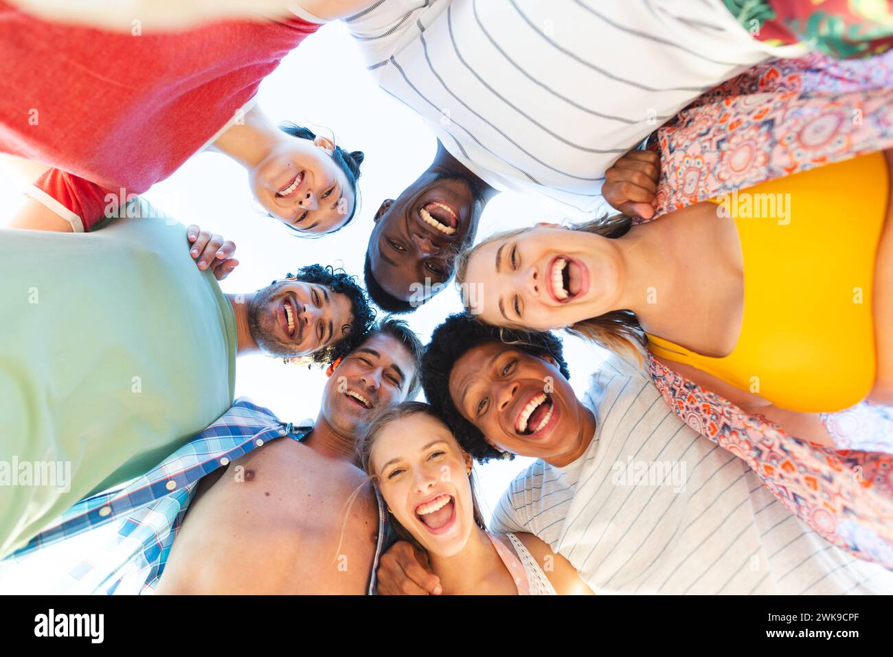 Diversi gruppi di amici si riuniscono all'aperto Foto Stock