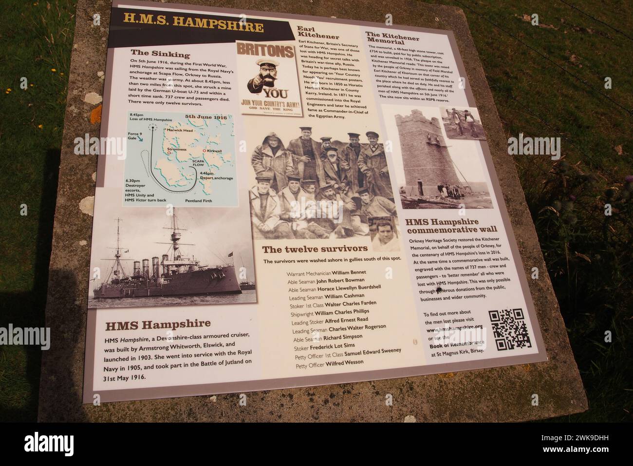 Una bacheca informativa sull'affondamento della HMS Hampshire, il 5 giugno 1916, al Kitchener Memorial di Marwick Head, Orcadi, Scozia, Regno Unito Foto Stock