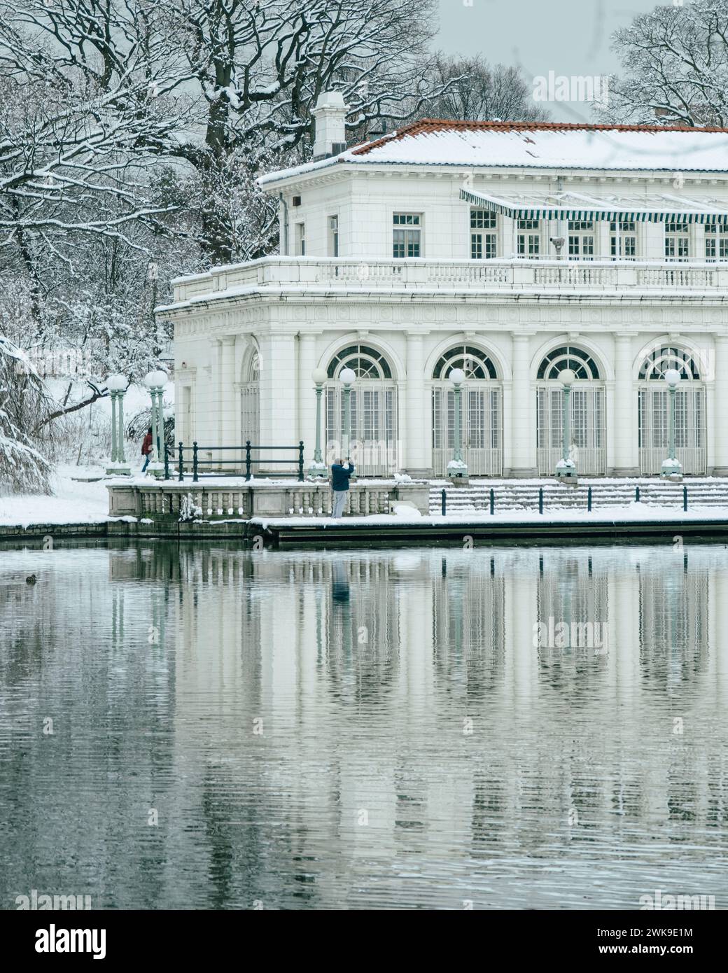 Prospect Park Boathouse in una giornata invernale innevata a Brooklyn, New York Foto Stock