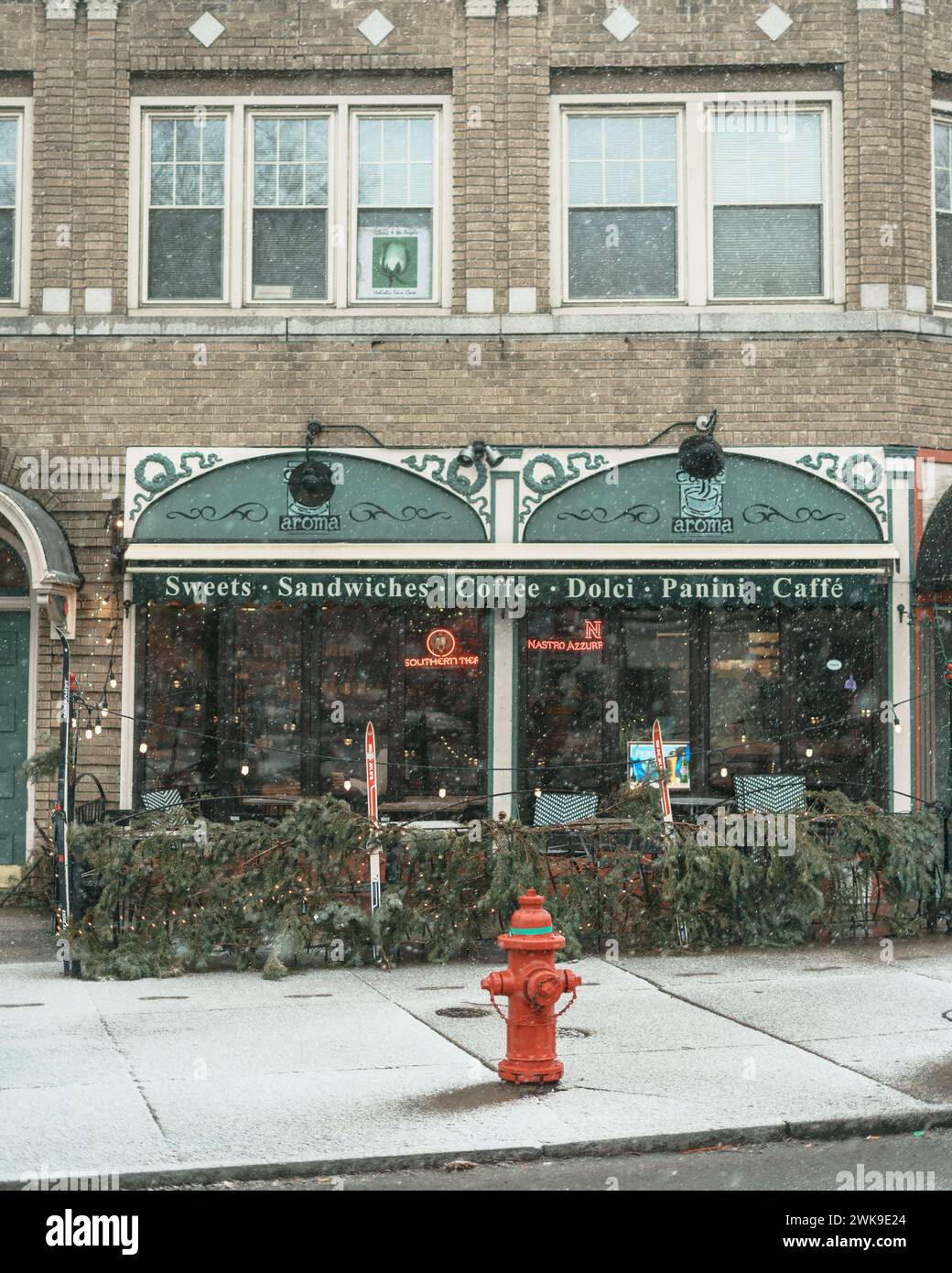 Caffe Aroma in una giornata invernale innevata a Elmwood Village, Buffalo, New York Foto Stock