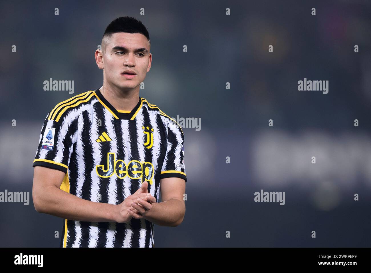 Verona, Italia. 17 febbraio 2024. Carlos Alcaraz della Juventus FC gesti al termine della partita di serie A tra Hellas Verona FC e Juventus FC. Crediti: Nicolò campo/Alamy Live News Foto Stock