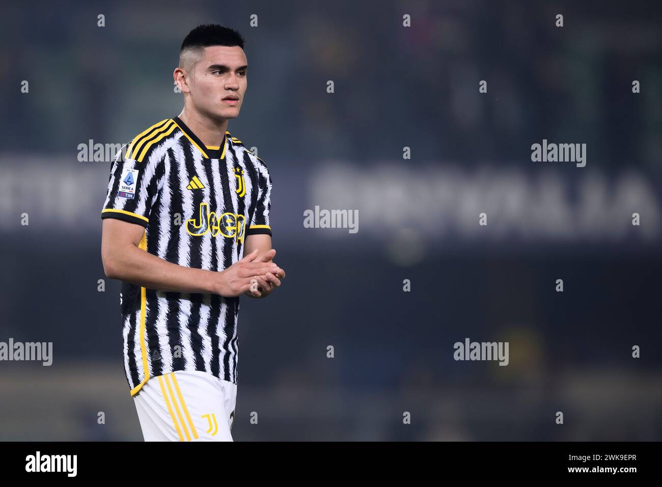 Verona, Italia. 17 febbraio 2024. Carlos Alcaraz della Juventus FC gesti al termine della partita di serie A tra Hellas Verona FC e Juventus FC. Crediti: Nicolò campo/Alamy Live News Foto Stock