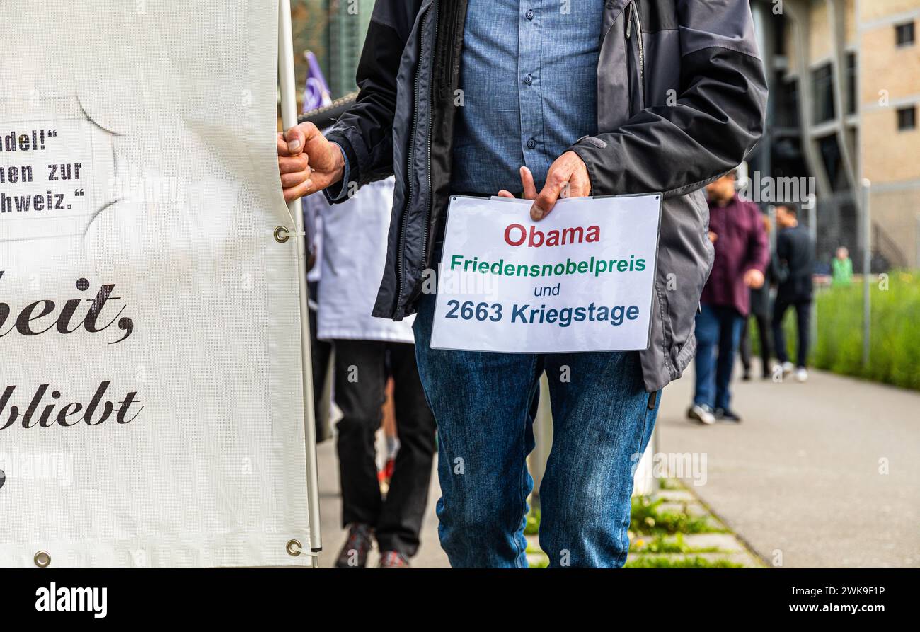 Ein Obama-Kritiker hält eine Botschaft in forma einer Bilanz des 44. US-Präsidenten Barack Obama in der Hand. (Zürich, Svizzera, 29.04.2023) Foto Stock
