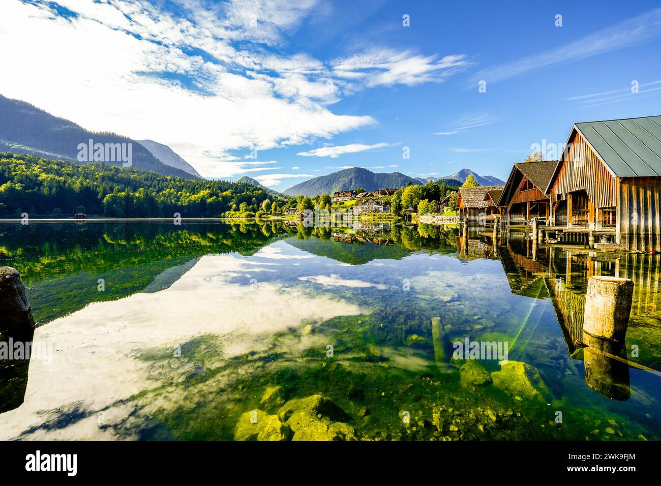 Vista del Grundlsee e del paesaggio circostante. Natura idilliaca vicino al lago in Stiria in Austria. Lago di montagna al Totes Gebirge nel Salzka Foto Stock