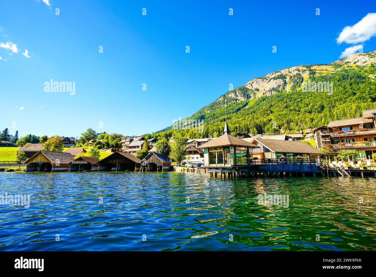 Vista del Grundlsee e del paesaggio circostante. Natura idilliaca vicino al lago in Stiria in Austria. Lago di montagna al Totes Gebirge nel Salzka Foto Stock