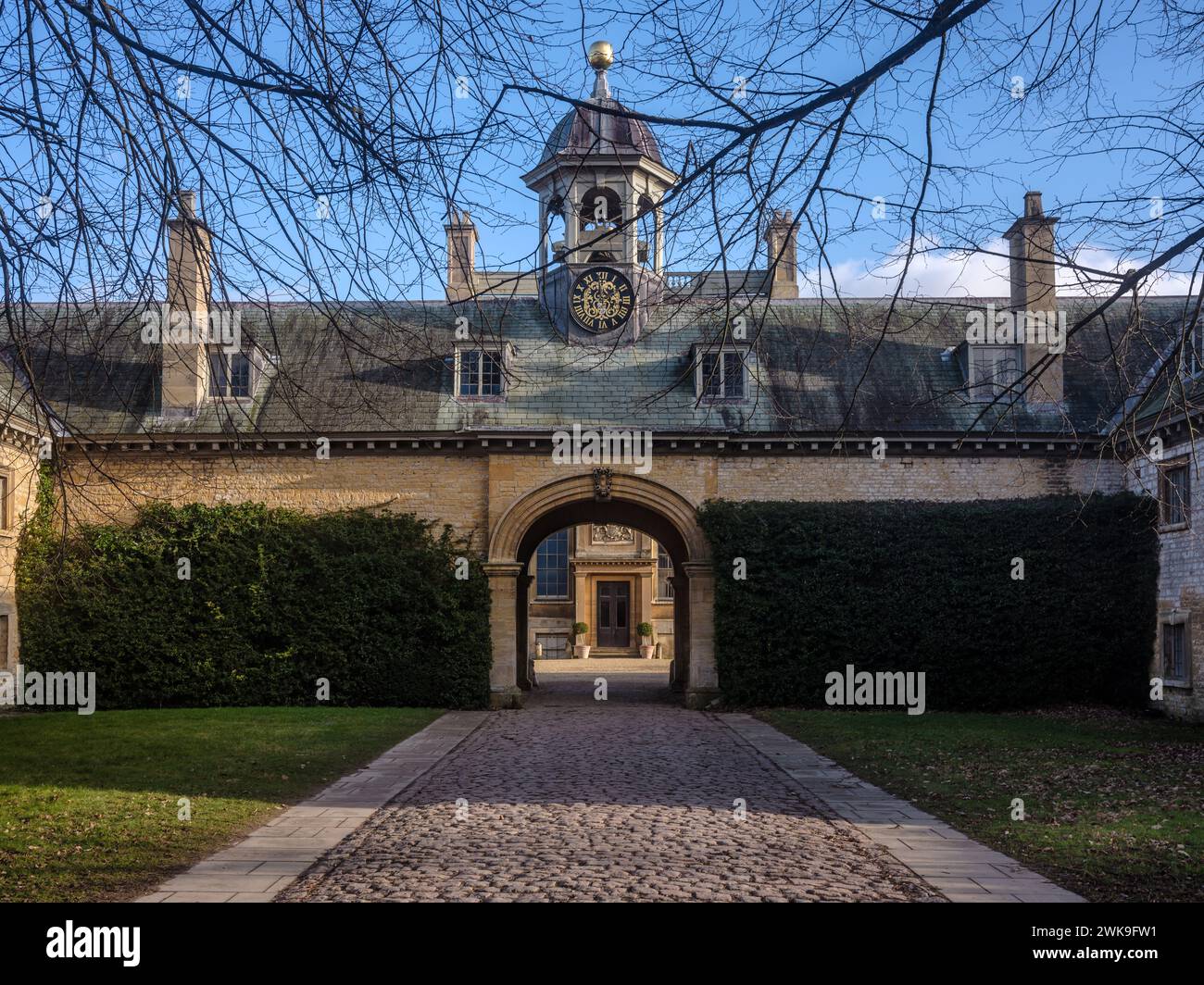 Belton House, lincolnshire - 24 gennaio 2024: Torre dell'orologio e cortile di Belton House Foto Stock