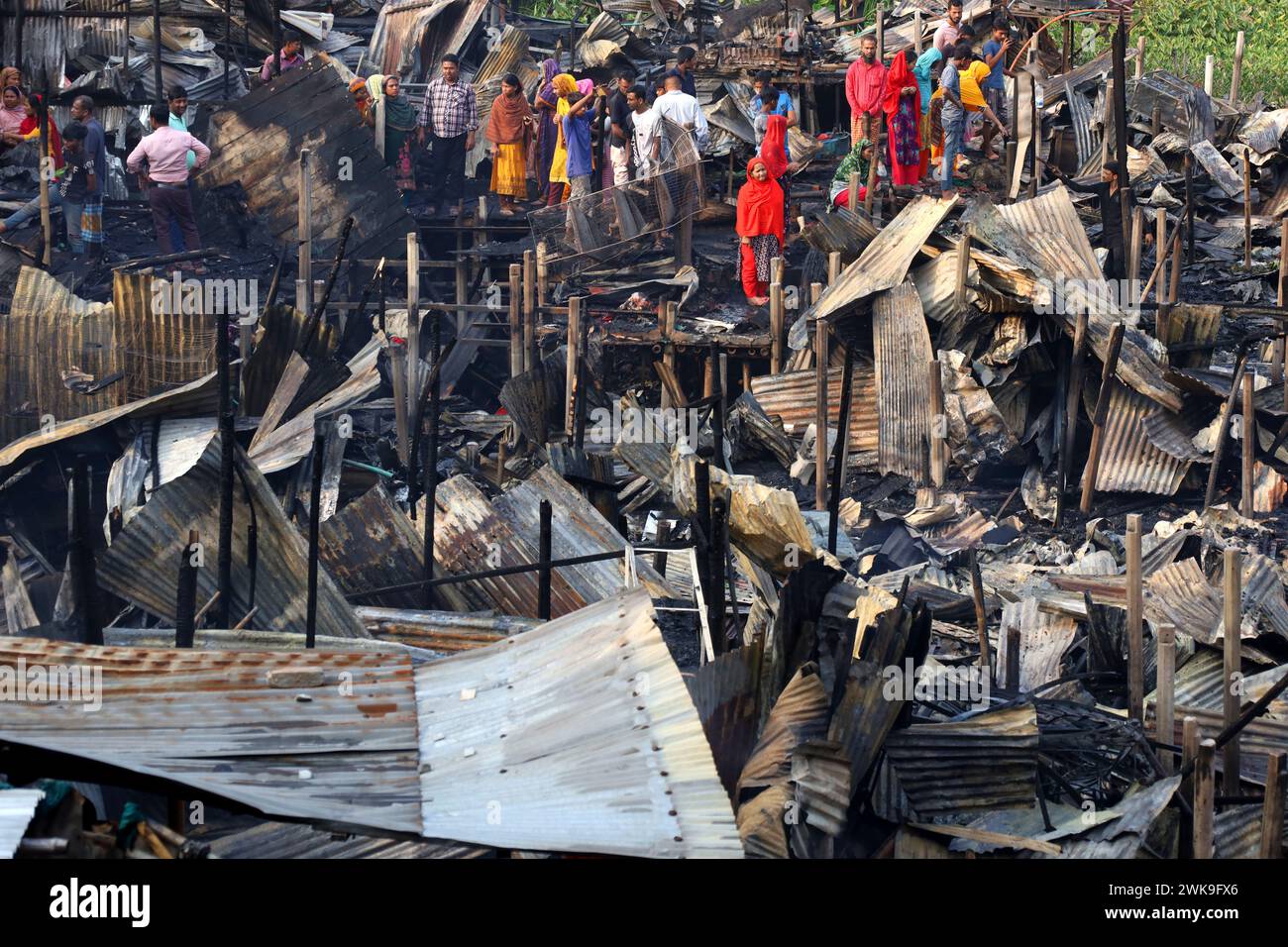 Dacca, Dacca, Bangladesh. 19 febbraio 2024. Un incendio è scoppiato oggi a mezzogiorno nel quartiere Jhilpar di Mirpur, Dacca. Circa 200 case di latta furono completamente bruciate. 8 unità di vigili del fuoco hanno portato l'incendio sotto controllo in un'ora. Gli abitanti delle baraccopoli cercano di trovare i loro ultimi effetti personali dalle baraccopoli bruciate. (Immagine di credito: © Syed Mahabubul Kader/ZUMA Press Wire) SOLO PER USO EDITORIALE! Non per USO commerciale! Crediti: ZUMA Press, Inc./Alamy Live News Foto Stock