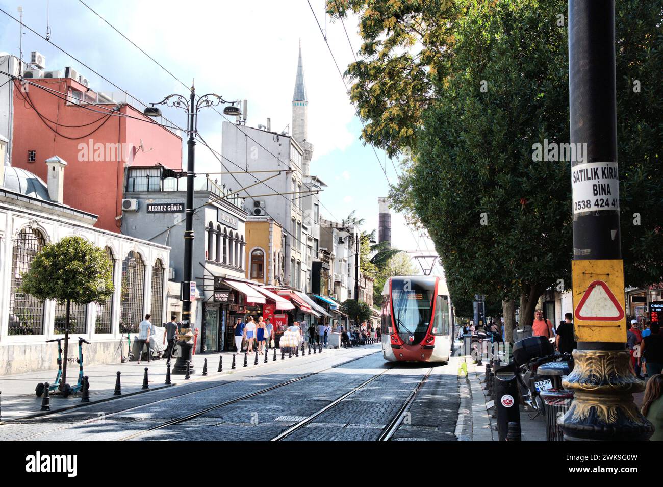 Centro storico di Istanbul, architettura antica turca, strada pedonale, strada acciottolata Foto Stock