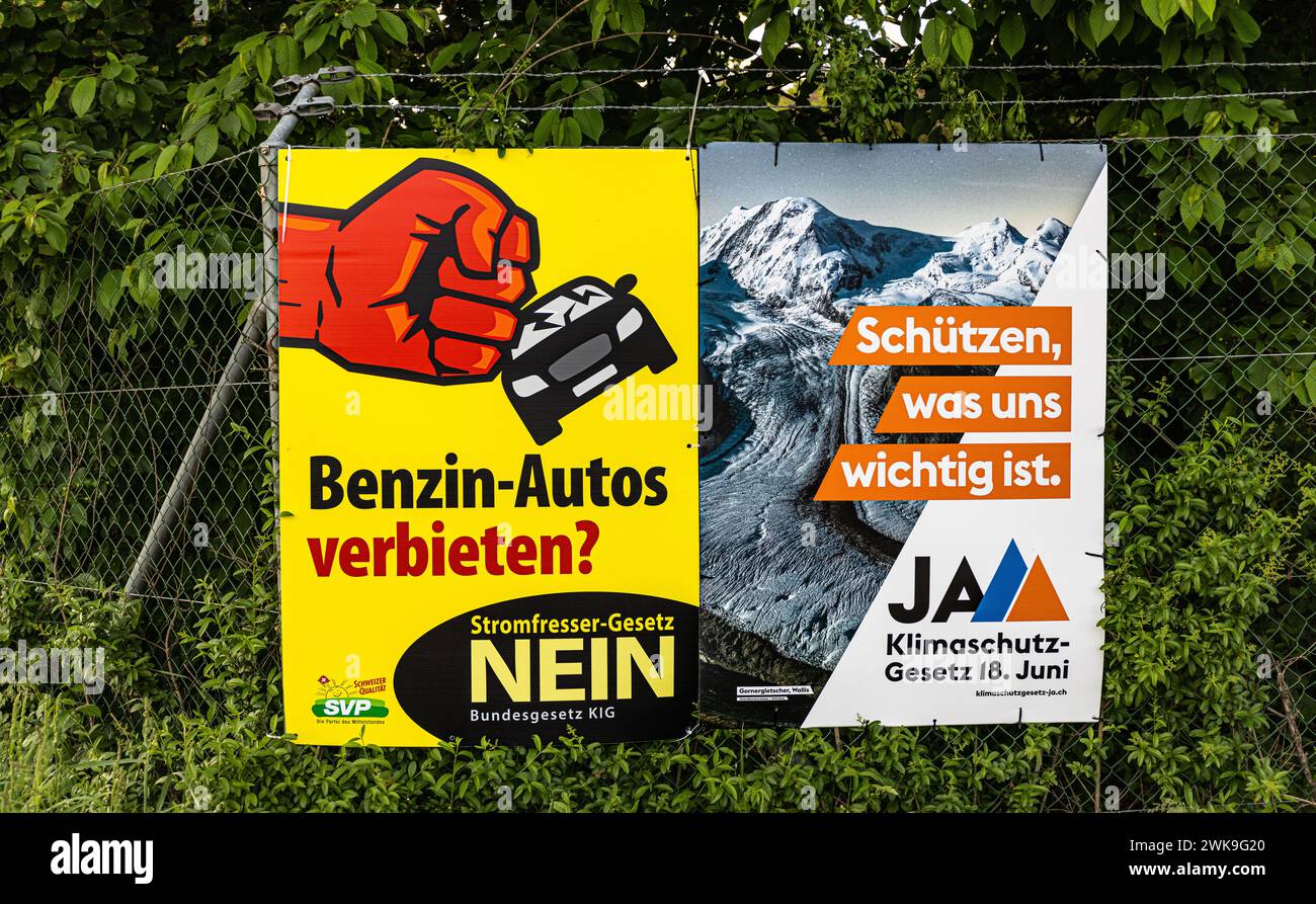 DAS Plakat Links der Schweizerischen Volkspartei (SVP) wirbt gegen das Klimagesetz, das Plakat collega für das Klimagesetz. DAS Schweizer Stimmvolk stim Foto Stock