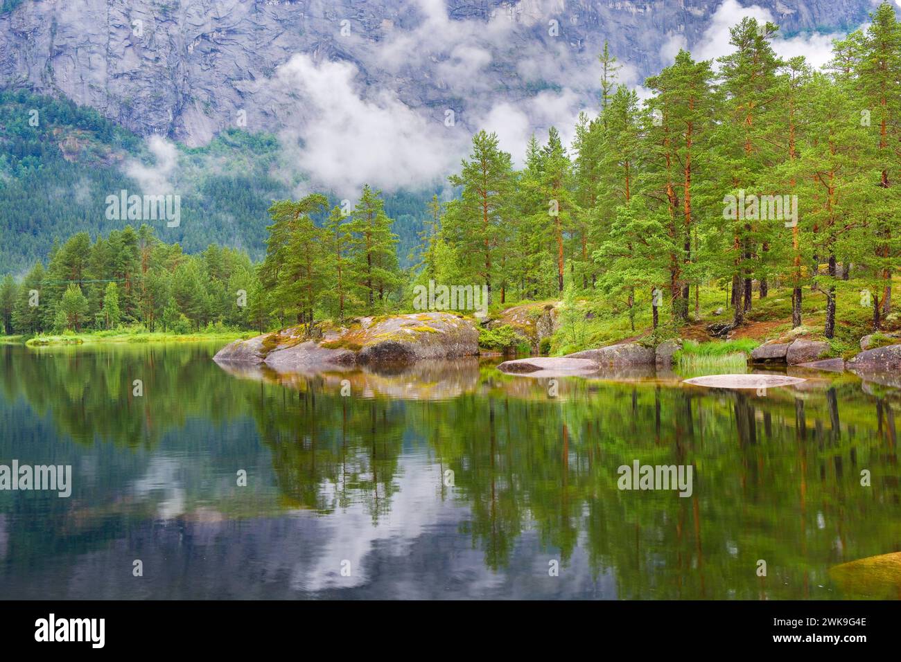 Il fiume Otra scorre attraverso uno splendido paesaggio montano intorno a Valle, Norvegia Foto Stock