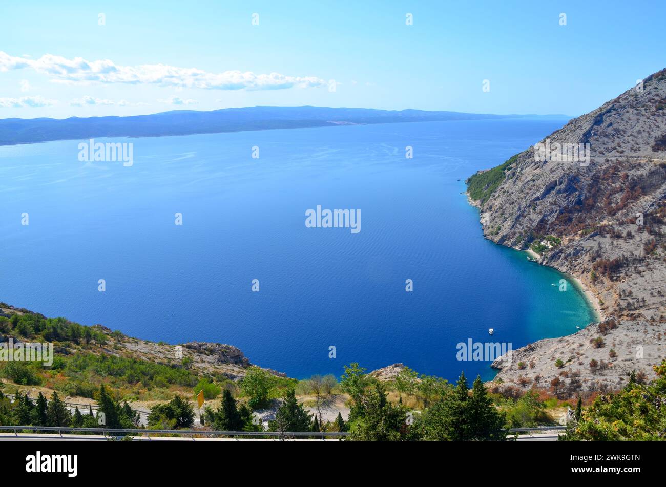 Una splendida baia e un mare blu. Costa del mare. Mare Adriatico, Croazia. Foto Stock