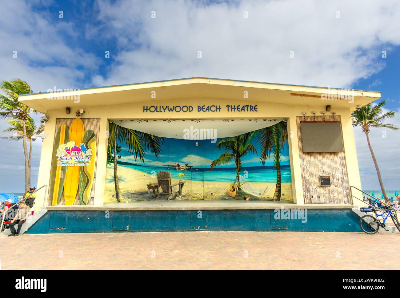 Hollywood Beach, Florida - USA - 9 febbraio 2024 Vista dell'Hollywood Beach Theatre, un teatro sulla spiaggia con spazio per ballare e ospita una varietà di spettacoli gratuiti Foto Stock