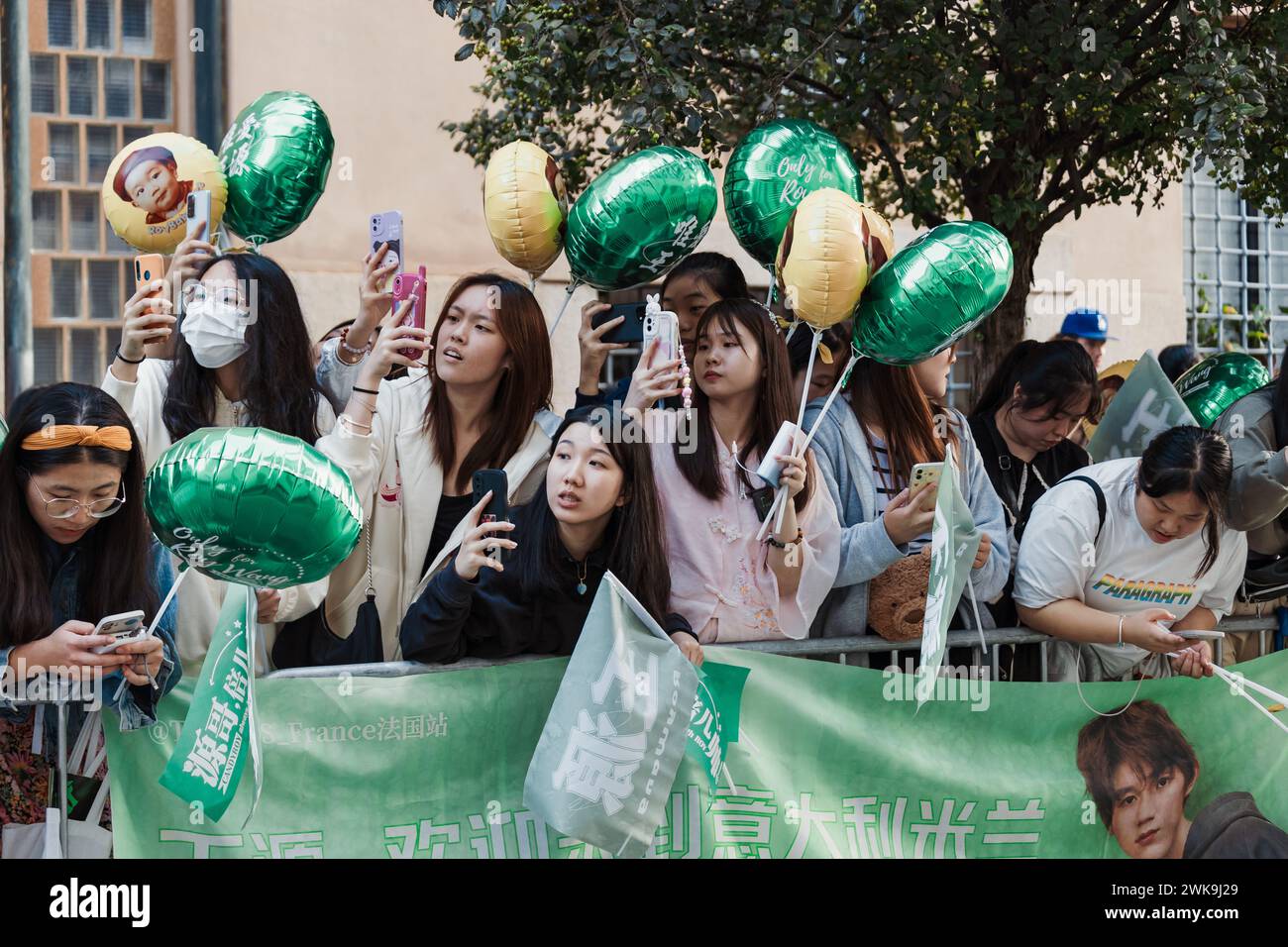 I fan di Roy Wang si esibiscono all'esterno di Bally durante la settimana della moda di Milano, abbigliamento donna Primavera/Estate 2024. Foto Stock