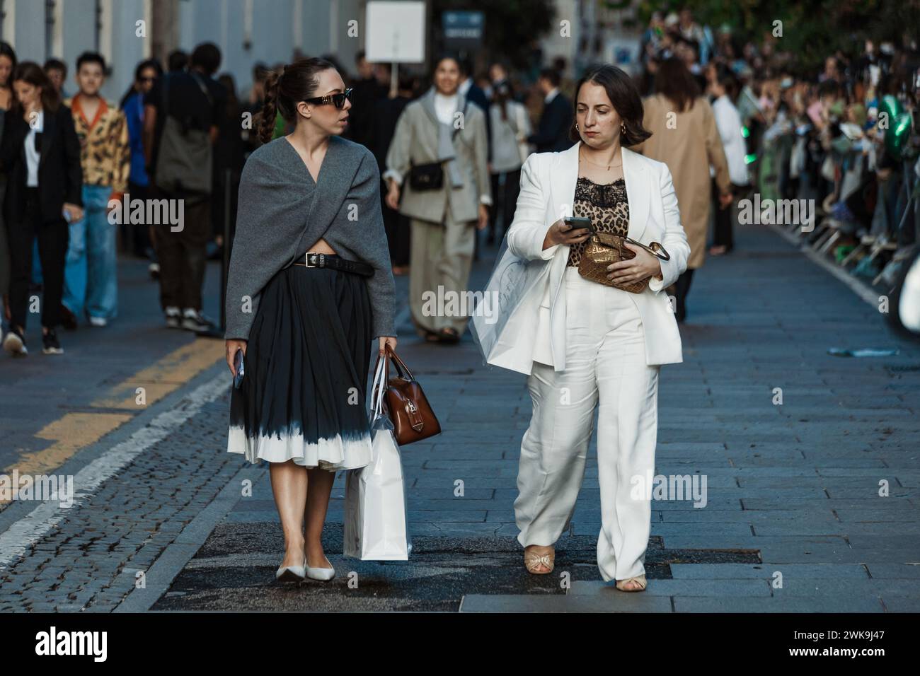 Ospiti fuori Bally Show durante la settimana della moda di Milano abbigliamento donna Primavera/Estate 2024. Foto Stock