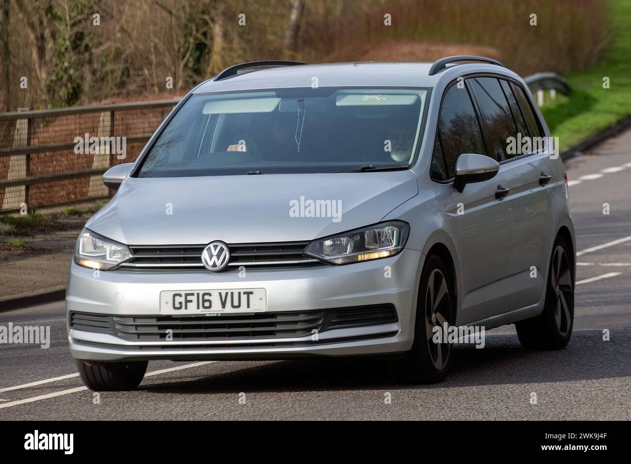 Milton Keynes, UK-19 febbraio 2024: 2016 Volkswagen Touran argento che guida su una strada inglese Foto Stock