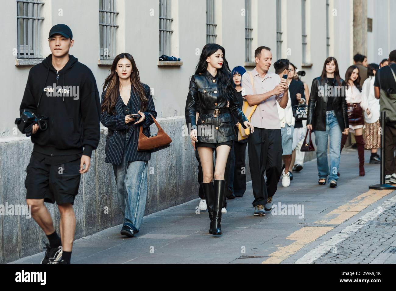 Ospiti fuori Bally Show durante la settimana della moda di Milano abbigliamento donna Primavera/Estate 2024. Foto Stock