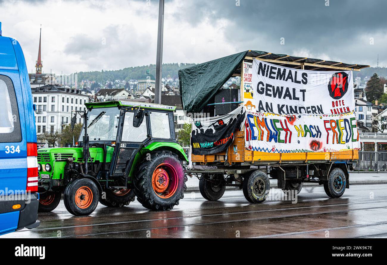 Ein Traktor, sowie ein Anhänger mit einer Botschaft der linken Jugendorganization roter Falke steht auf der Quaibrücke. (Zürich, Schweiz, 1. Mai 2023) Foto Stock