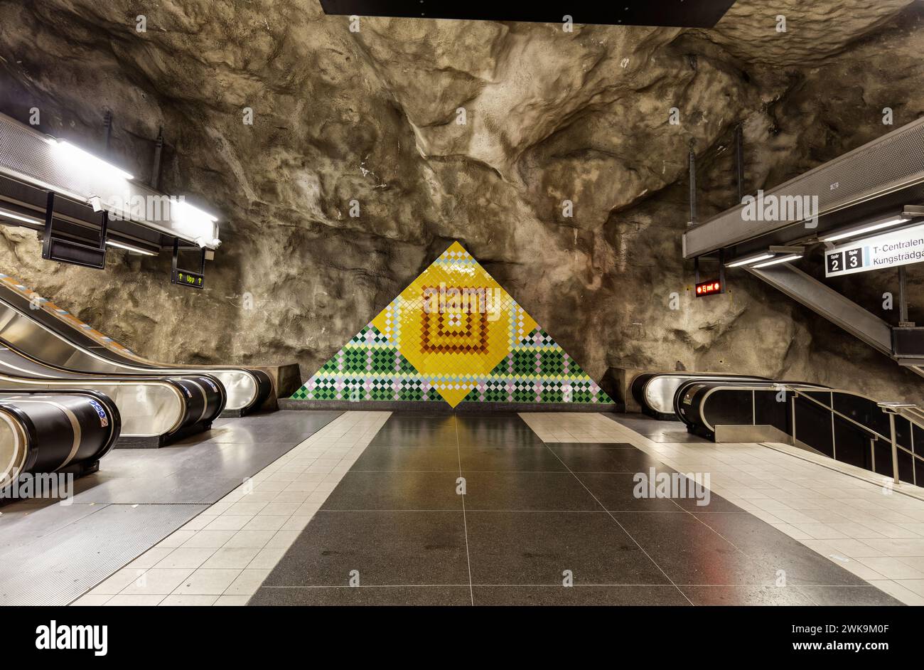 Västra SKOGEN metro, stazione della metropolitana sulla linea blu di Stoccolma Tunnelbana, Huvudsta, Solna, Stoccolma. Foto Stock