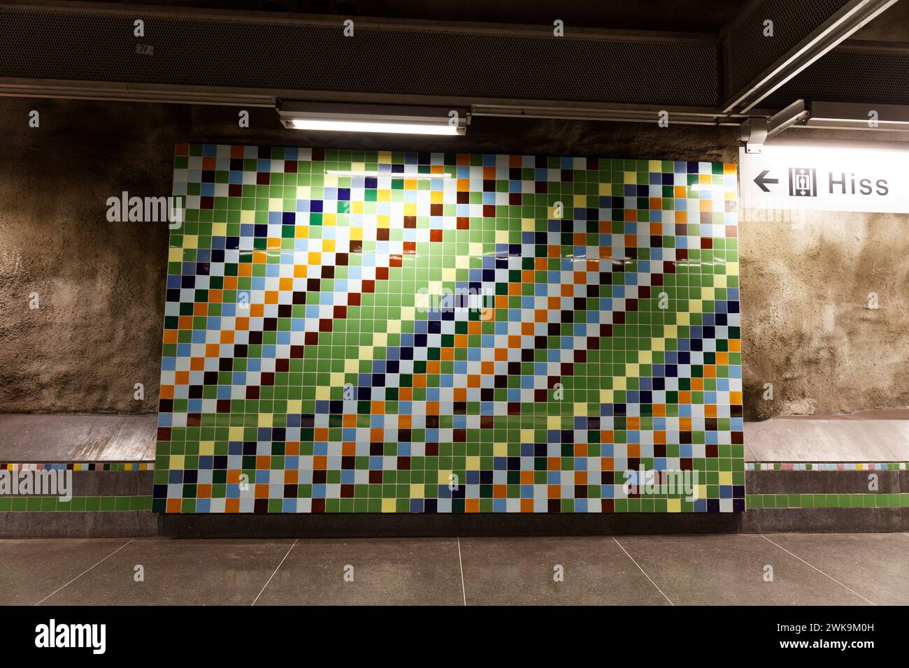 Västra SKOGEN metro, stazione della metropolitana sulla linea blu di Stoccolma Tunnelbana, Huvudsta, Solna, Stoccolma. Foto Stock