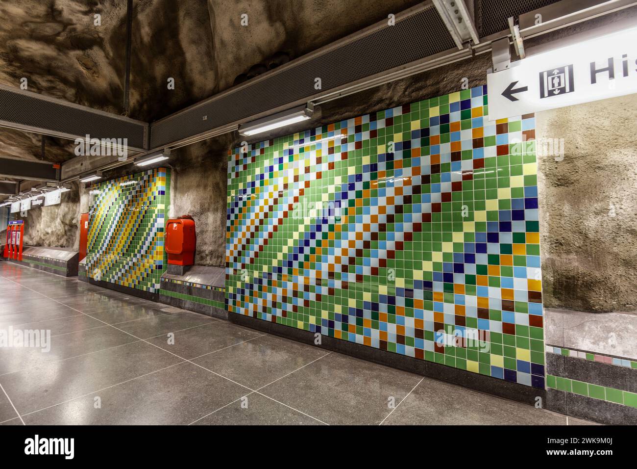 Västra SKOGEN metro, stazione della metropolitana sulla linea blu di Stoccolma Tunnelbana, Huvudsta, Solna, Stoccolma. Foto Stock