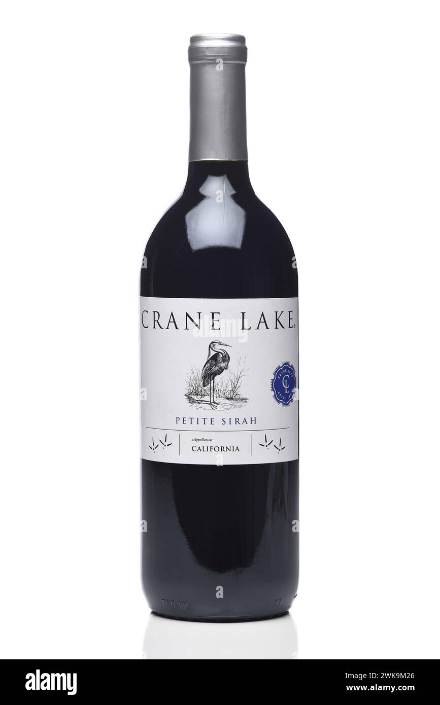 IRVINE, CALIFORNIA - 16 febbraio 2024: Una bottiglia di vino Crane Lake Petite Sirah. Foto Stock
