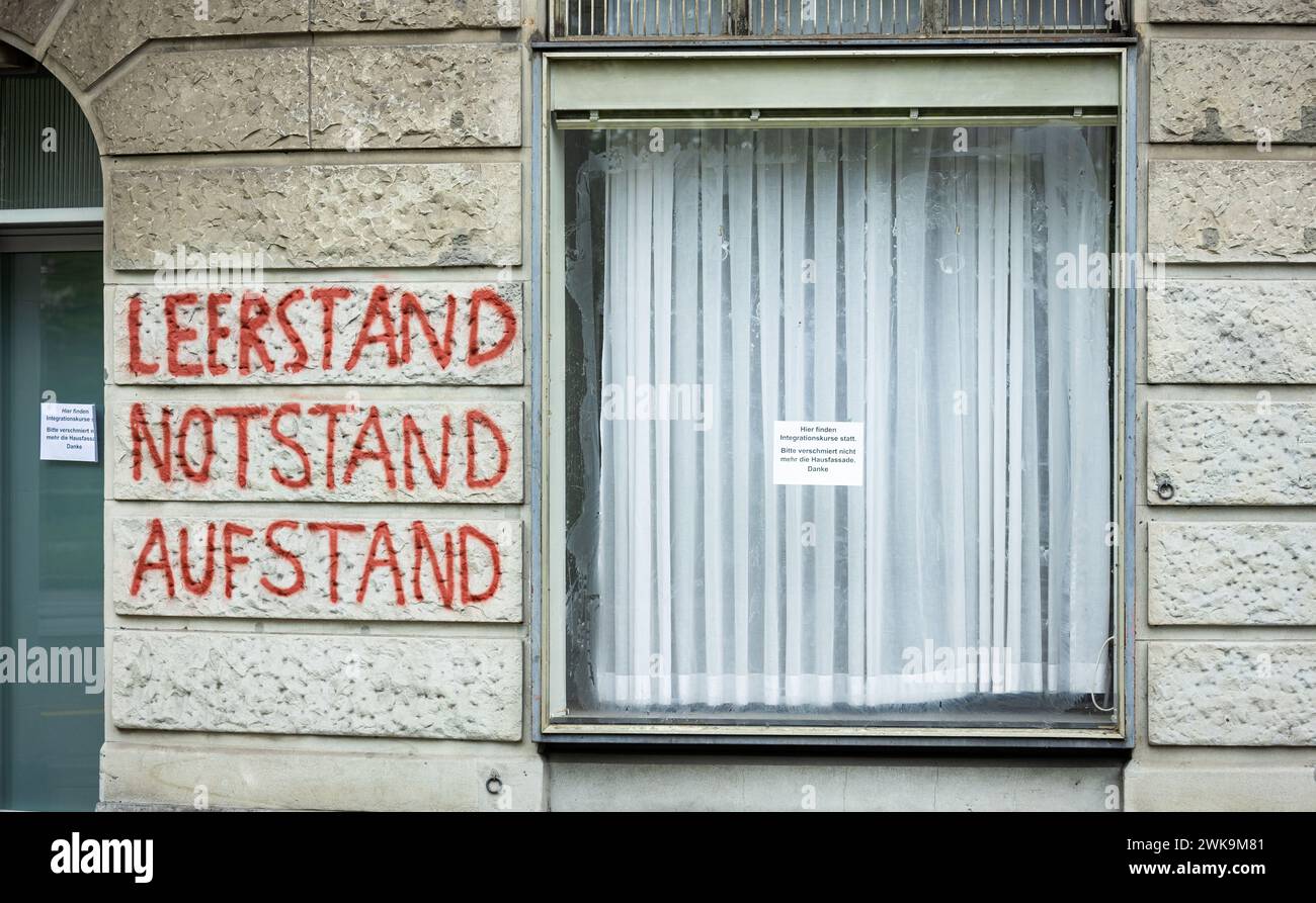 während auf einem Fenster ein Blatt Papier angebracht wurde, auf welchem steht, dass man die Hausfassade nicht verschmieren solle, da Integrationskurs Foto Stock