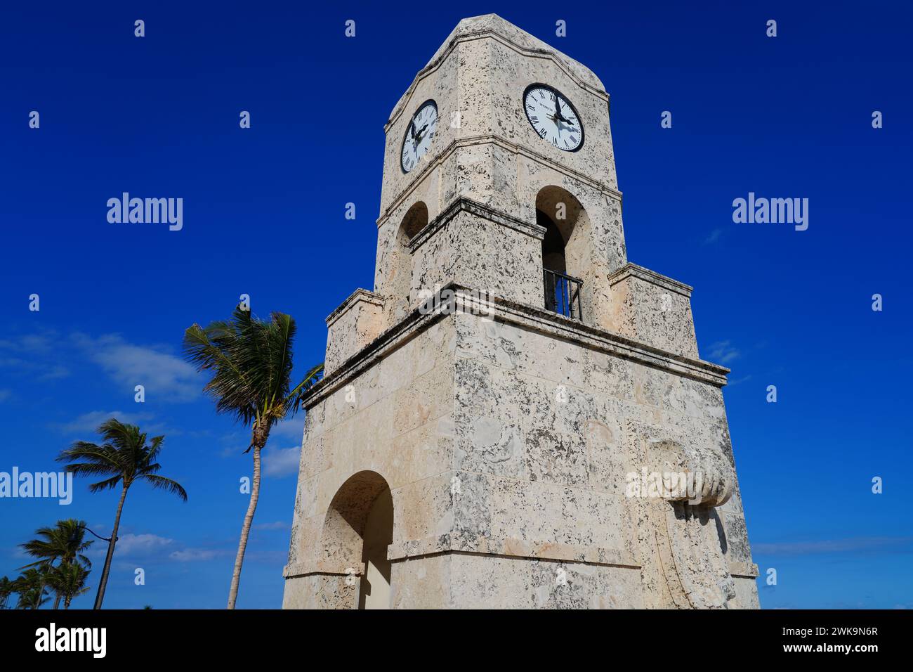 PALM BEACH, Florida –3 febbraio 2024- Vista della Worth Avenue Clock Tower situata a Palm Beach, Florida. Foto Stock