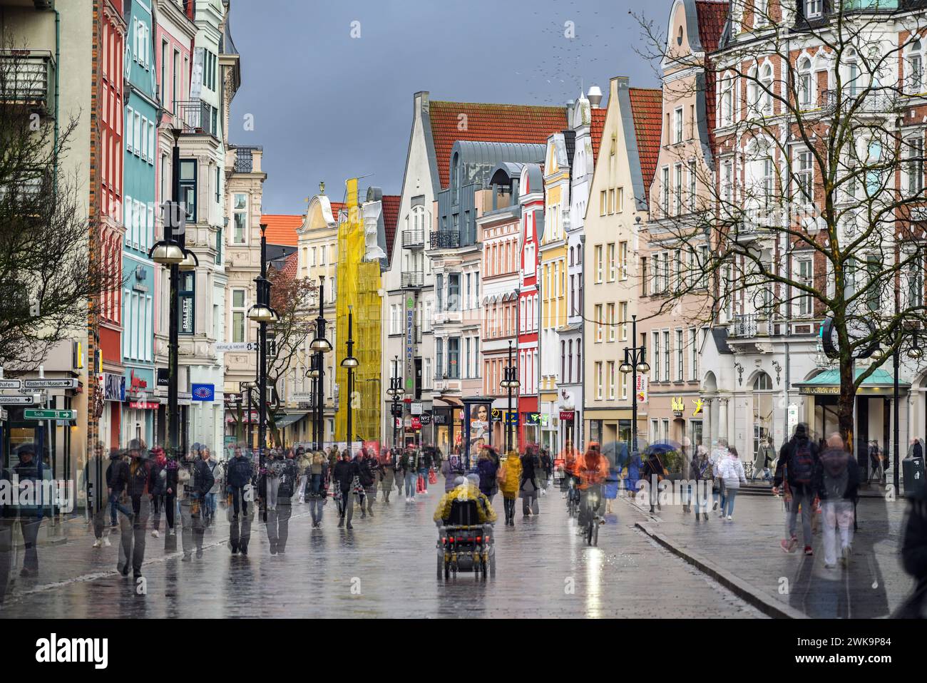 Rostock, Germania, 26 gennaio 2024: Via Kropeliner, zona pedonale e via dello shopping nel centro della città di Rostock in condizioni di pioggia, esposizione multipla Foto Stock