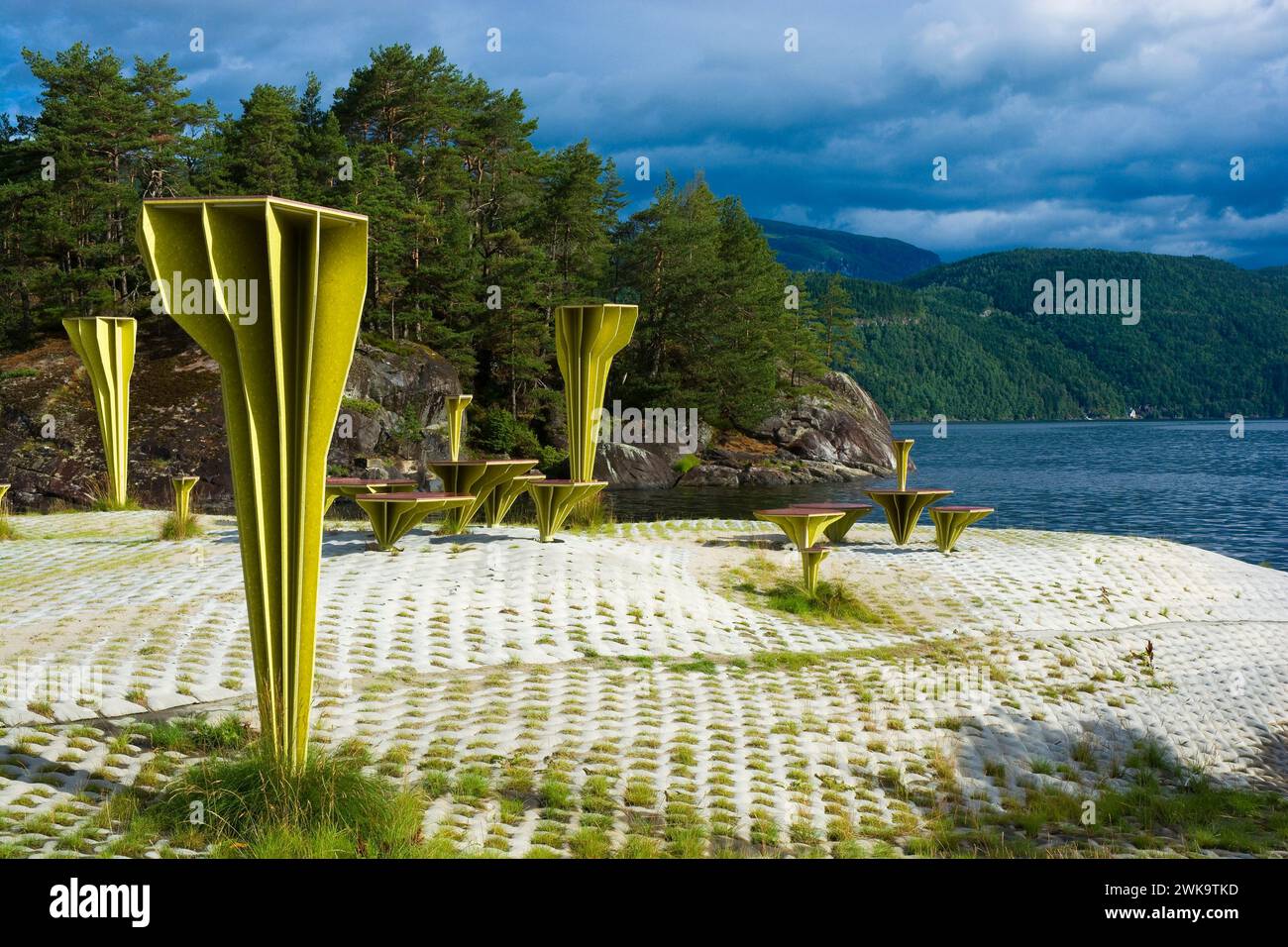 Sedie e tavoli costruiti con materiali di barche in plastica riciclata sulla riva di Sandsfjorden a Ropeid, Norvegia Foto Stock