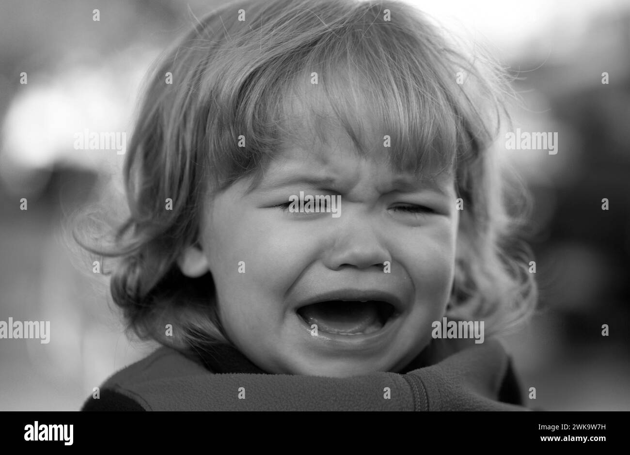 Il bambino piange. Primo piano ritratto di un ragazzino piangente. Foto Stock