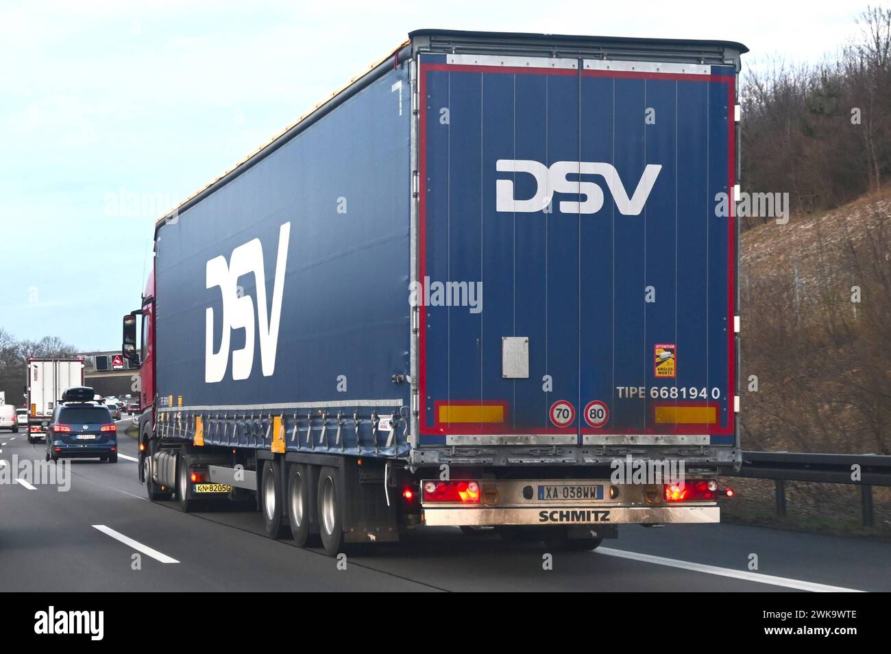 DSV COME ist ein Transport- und Logistikunternehmen. 1976 gegründet, beschäftigt DSV CA 75000 Mitarbeiter in mehr als 100 Ländern. DSV ist im Nasdaq OMX Nordic gelistet und Bestandteil des OMX Copenhagen 20. DSV verfolgt ein Asset Light Business Model. Die tatsächlichen Transportvorgänge werden durch externe Dienstleister durchgeführt, während DSV selbst weder Schiffe noch Flugzeuge und nur eine begrenzte Anzahl an Lastkraftwagen besitzt. DSV A.S. Transport und Logistik, LKW Sattelzug mit Mercedes Actros-Zugmaschine auf einer deutschen Autobahn *** DSV AS è una società di trasporti e logistica Fou Foto Stock