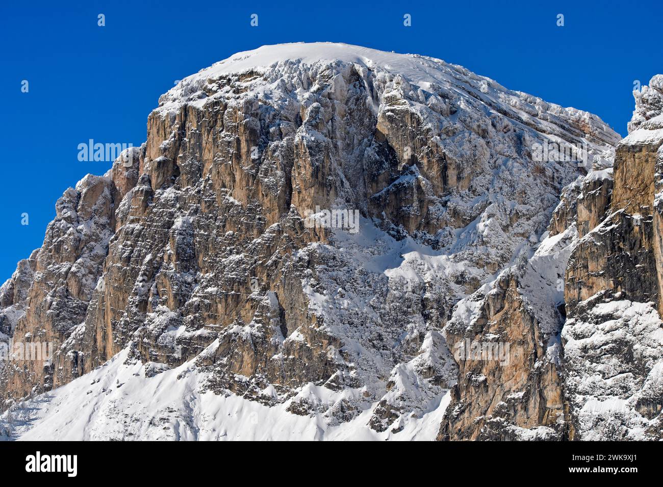 La vetta innevata Sass da Ciampac, Colfosco, alta Badia, Dolomiti, alto Adige, Italia Foto Stock