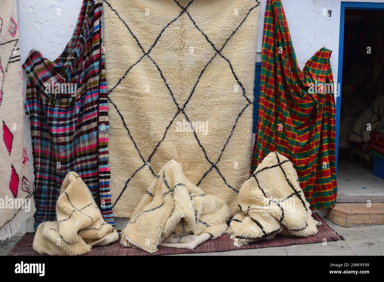 Coperte colorate e tradizionali in lana marocchina esposte per la vendita all'aperto. Foto Stock